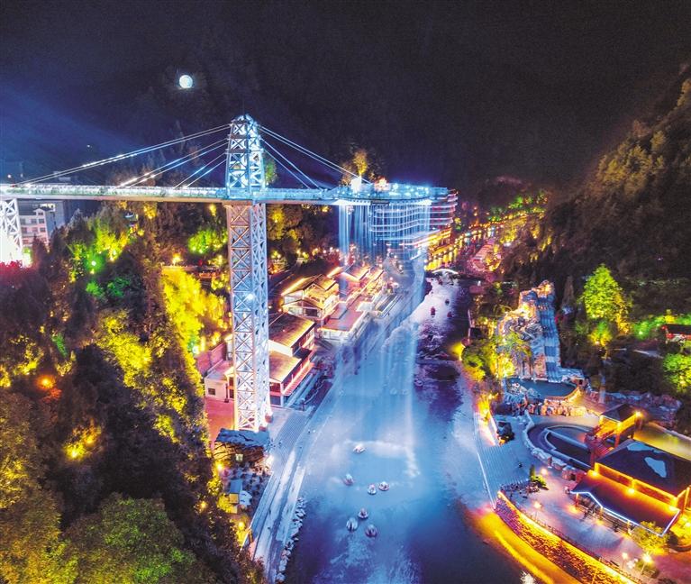 首页>乡村振兴>乡村要闻>连日来,在施秉县杉木河夜漂景区,来自省内外