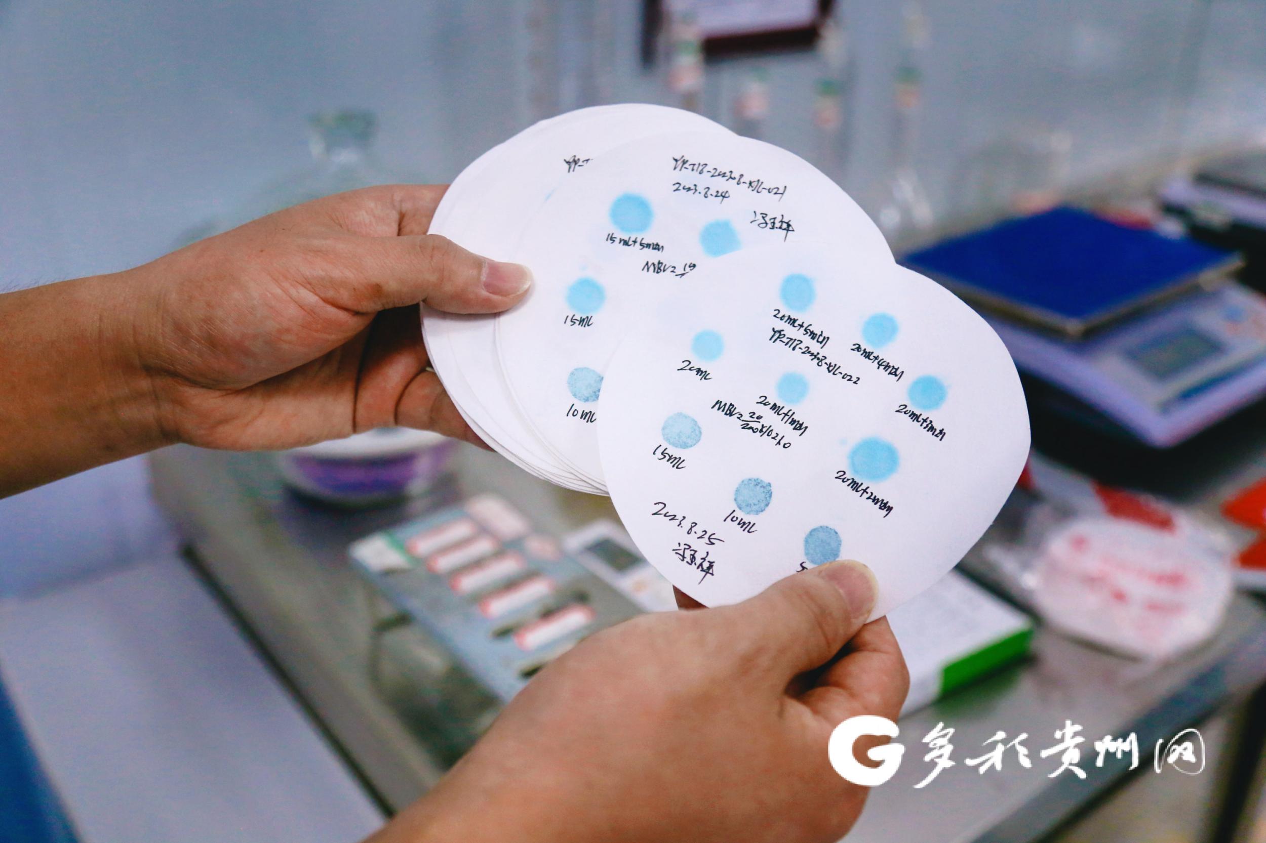 "我们正在进行的是砂石含泥量测试,通过色晕试验检测细集料亚甲蓝值